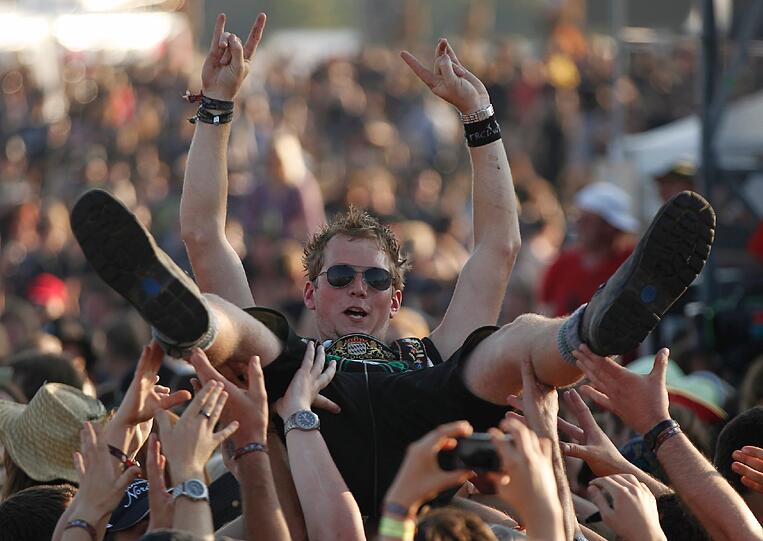 Am Mittwoch kamen die meisten Fans schon angereist, um am Donnerstag das größte Metal-Festival der Welt zu feiern. Aufgrund von Regenfällen waren Teile des Festivalgeländes noch ziemlich matschig - doch wen störts? Die Metall-Fans jedenfalls nicht! Die Bilder von Anreise und erstem Abend