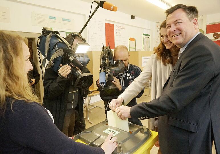 Josef Schmid gibt seinen Wahlzettel für die Stichwahl ab.