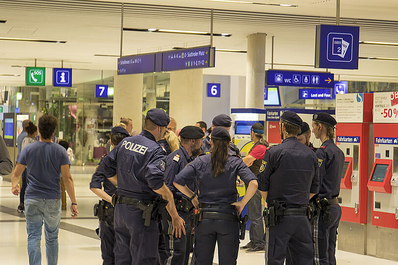 Österriechische Polizeibeamte am Salzburger Hauptbahnhof.