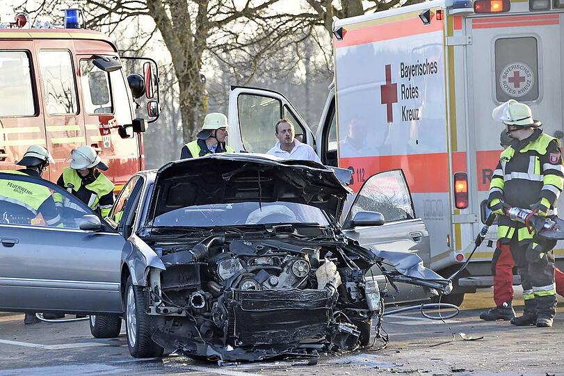 Tödlicher Unfall auf der B13: Nach einem Zusammenstoß starb ein Opel-Fahrer noch im Krankenwagen.