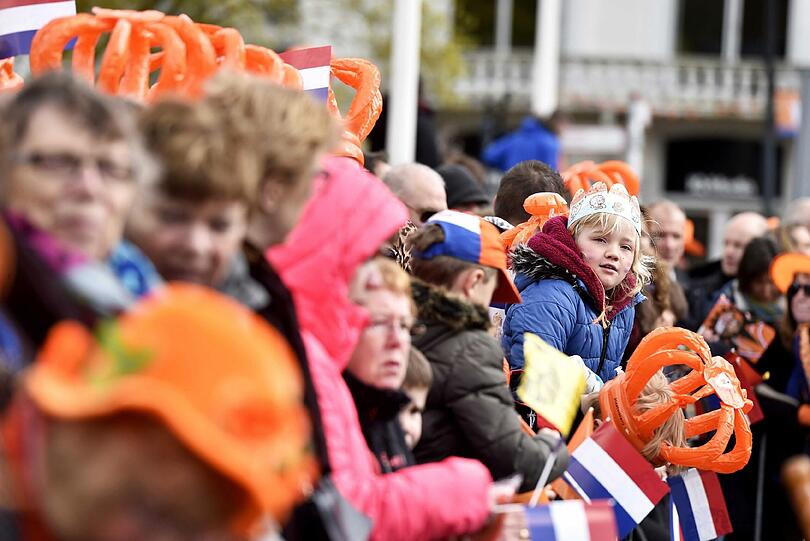 Das jubelnde Volk kleidete sich traditionsgemäß in Orange.