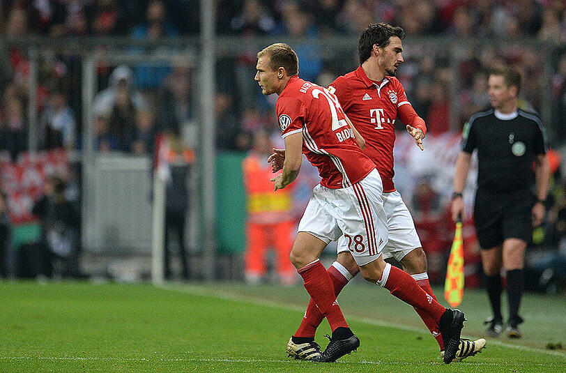 Die 82. Minute im Pokalspiel gegen Augsburg: Holger Badstuber ersetzt Mats Hummels.