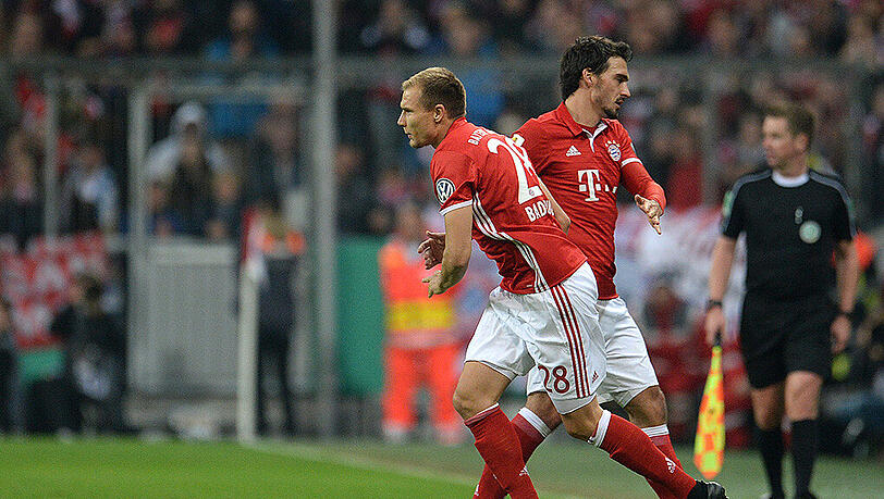 Die 82. Minute im Pokalspiel gegen Augsburg: Holger Badstuber ersetzt Mats Hummels. Die 82. Minute im Pokalspiel gegen Augsburg: Holger Badstuber ersetzt Mats Hummels.