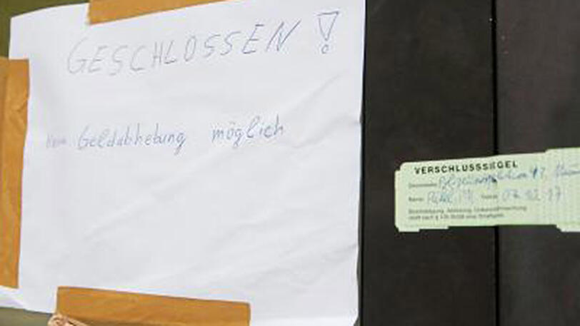 Geldabheben nicht möglich: Am Tag danach blieben beide Filialen zu.