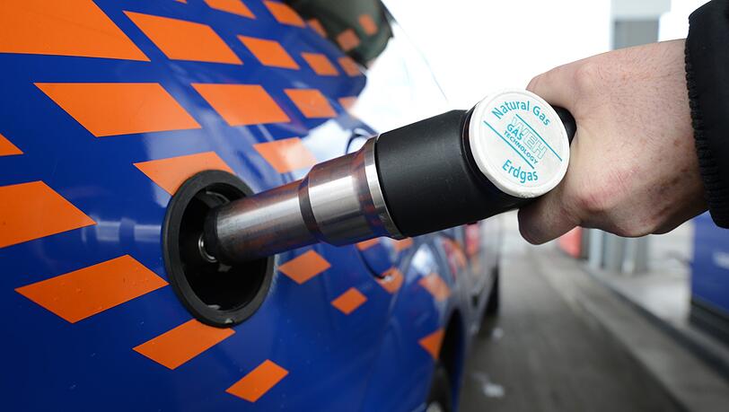Ein Mann betankt an einer Erdgas-Tankstelle des Energieunternehmens Badenova sein Fahrzeug mit Erdgas. Trotz der Dieselkrise bleibt der Absatz von gasbetriebenen Autos bescheiden. Ein Mann betankt an einer Erdgas-Tankstelle des Energieunternehmens Badenova sein Fahrzeug mit Erdgas. Trotz der Dieselkrise bleibt der Absatz von gasbetriebenen Autos bescheiden.