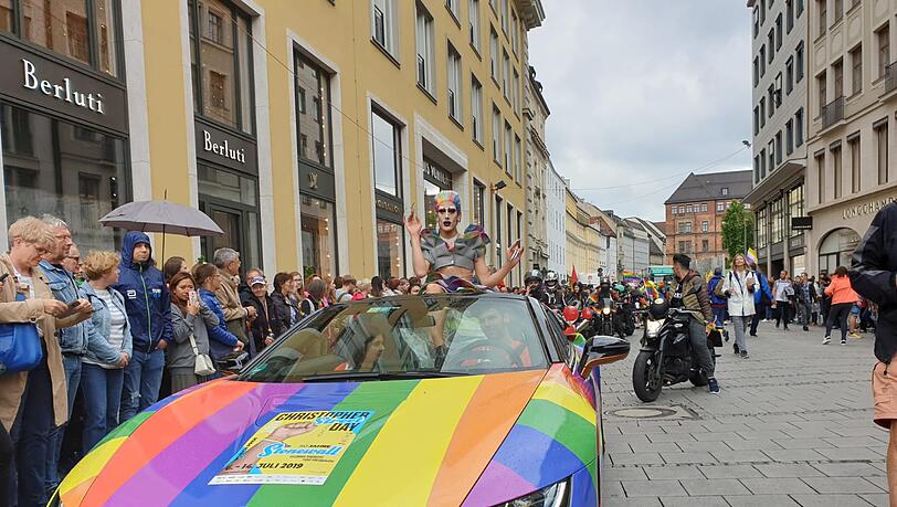 Die Motorradlesben von Dykes on Bikes führen die Parade an. Die Motorradlesben von Dykes on Bikes führen die Parade an.