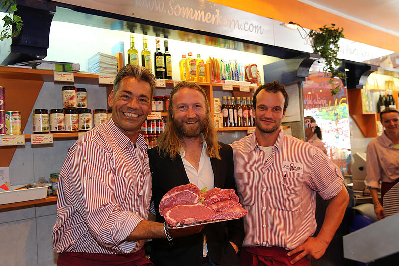 Andreas Sommerkorn mit Jack O'shea und Metzgermeister Markus Fischer.