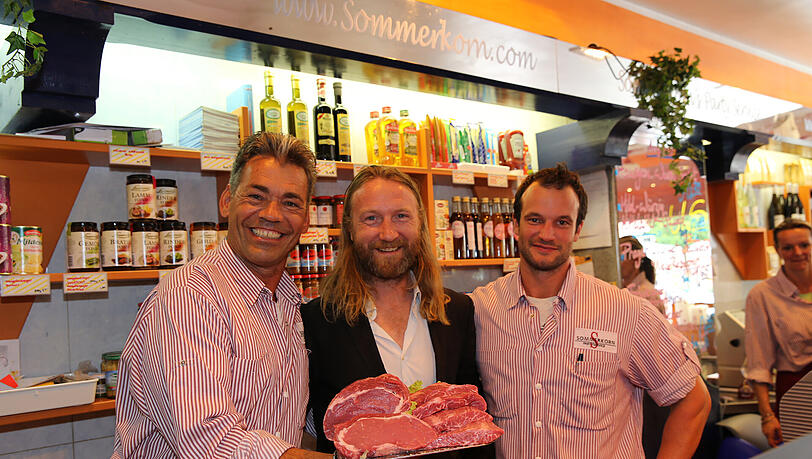 Andreas Sommerkorn mit Jack O'shea und Metzgermeister Markus Fischer. Andreas Sommerkorn mit Jack O'shea und Metzgermeister Markus Fischer.