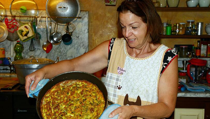 Gracia hat einen Eierkuchen mit viel frischem Gemüse und Käse aus dem Ofen geholt. Gracia hat einen Eierkuchen mit viel frischem Gemüse und Käse aus dem Ofen geholt.