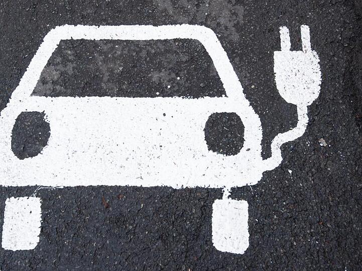 Derzeit gibt es in Deutschland rund 24.000 Ladepunkte für Elektroautos.