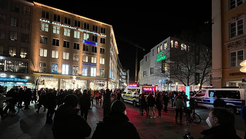 Auch diesen Mittwoch treffen am Marienplatz wieder Polizei und "Corona-Spaziergänger" aufeinander.