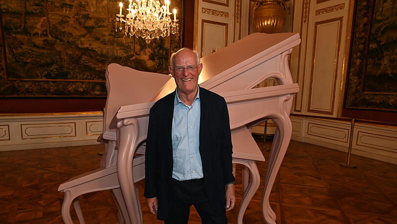 Der Bildhauer Tony Cragg vor seiner Version „Level Surface“ eines Biedermeier-Tischchens in den Prunkräumen der Salzburger Residenz.