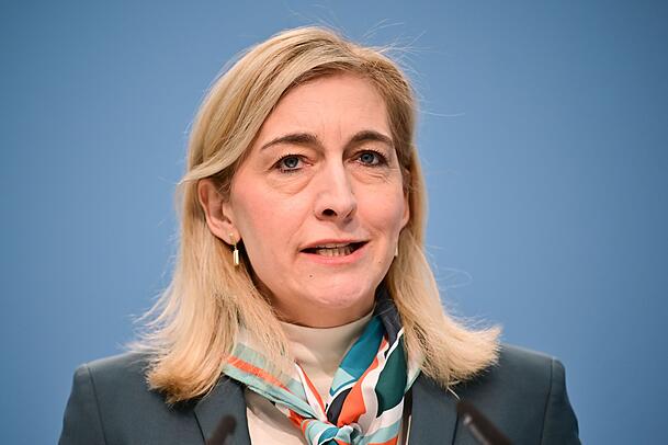 "Wir haben ein Milliardenloch in der gesetzlichen Krankenversicherung, und wenn wir das jetzt nicht schließen und wenn wir nichts gegen die steigenden Beiträge tun, dann haben alle höhere Belastungen", sagte Warken. (Archivbild) "Wir haben ein Milliardenloch in der gesetzlichen Krankenversicherung, und wenn wir das jetzt nicht schließen und wenn wir nichts gegen die steigenden Beiträge tun, dann haben alle höhere Belastungen", sagte Warken. (Archivbild)
