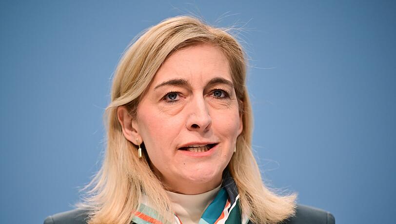 "Wir haben ein Milliardenloch in der gesetzlichen Krankenversicherung, und wenn wir das jetzt nicht schlie&szlig;en und wenn wir nichts gegen die steigenden Beitr&auml;ge tun, dann haben alle h&ouml;here Belastungen", sagte Warken. (Archivbild)