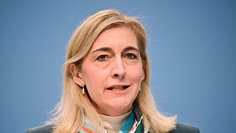 "Wir haben ein Milliardenloch in der gesetzlichen Krankenversicherung, und wenn wir das jetzt nicht schlie&szlig;en und wenn wir nichts gegen die steigenden Beitr&auml;ge tun, dann haben alle h&ouml;here Belastungen", sagte Warken. (Archivbild)