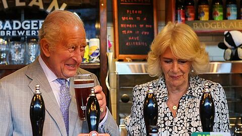 König Charles III. und Königin Camilla haben eine Brauerei in Dorset besucht. König Charles III. und Königin Camilla haben eine Brauerei in Dorset besucht.