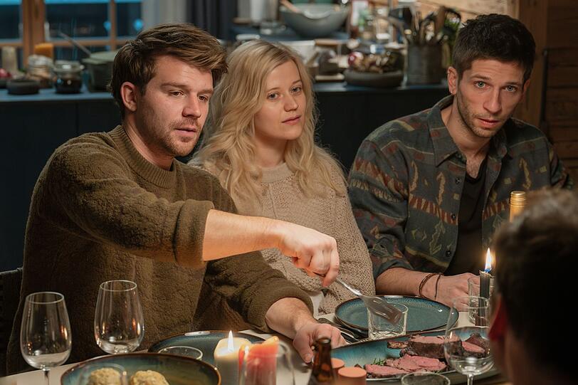 Die Gen Z hat ihre eigenen Regeln und Weltanschauungen: Tomek (Simon Morzé, links), Alma (Camille Dombrowsky) und Vince (Slavko Popadic) haben sich in Julianes Chalet häuslich eingerichtet. Und sie haben nicht vor, wieder zu gehen, nur weil die Besitzerin mit ihren Freunden aufgetaucht ist. Die Gen Z hat ihre eigenen Regeln und Weltanschauungen: Tomek (Simon Morzé, links), Alma (Camille Dombrowsky) und Vince (Slavko Popadic) haben sich in Julianes Chalet häuslich eingerichtet. Und sie haben nicht vor, wieder zu gehen, nur weil die Besitzerin mit ihren Freunden aufgetaucht ist.
