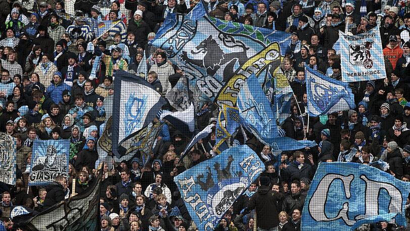 Noch jubeln sie Löwen-Anhänger in der Allianz Arena zweitklassig – doch einigen wären ein Neustart des verschuldeten Vereins im Amateurbereich lieber. Noch jubeln sie Löwen-Anhänger in der Allianz Arena zweitklassig – doch einigen wären ein Neustart des verschuldeten Vereins im Amateurbereich lieber.