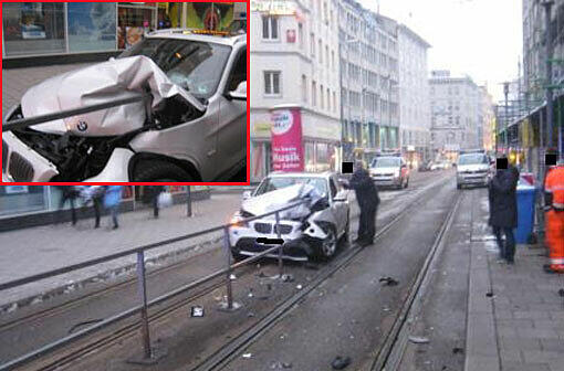 Unfall auf den Gleisen in der Dachauer Straße. Die Eisenstange einer Absperrung bohrte sich ins Innere des BMW.