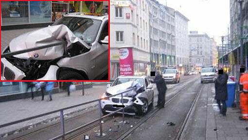 Unfall auf den Gleisen in der Dachauer Straße. Die Eisenstange einer Absperrung bohrte sich ins Innere des BMW. Unfall auf den Gleisen in der Dachauer Straße. Die Eisenstange einer Absperrung bohrte sich ins Innere des BMW.