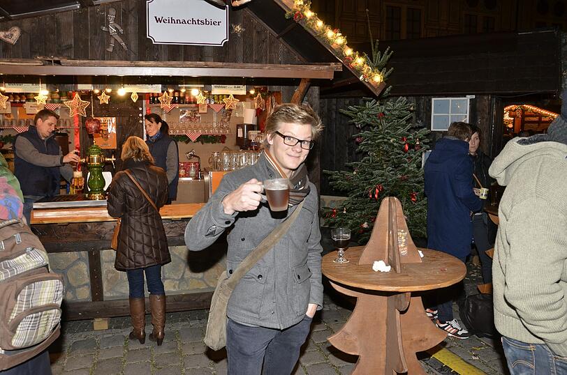 Name: Flöff 
Stand: Weihnachtsbierstand, Residenz
Preis: 3,50 Euro
Menge: 0,2 Liter
Sterne: 5/5

FAZIT: Meine Mutter hat mich irgendwann mal gezwungen, warmes Bier zu trinken. Ich habe es gehasst. Dementsprechend groß war meine Angst vor dem &bdquo;Flöff&ldquo; &ndash; bestehend aus Bier, Apfelsaft und Zimt. Iuh! Und dann sieht der Inhalt auch noch aus wie Kaffee. Asche auf mein Haupt: Es schmeckt fantastisch! Wie Kinderpunsch &ndash; nur lecker.