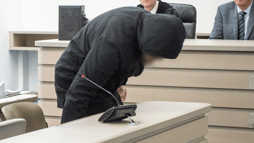 Dunkle Hose, schwarzer Kapuzenjacke, ein flusiger "Ziegenbart": Stefan B., der Angeklagte im Mordfall Franziska erscheint vor Gericht.