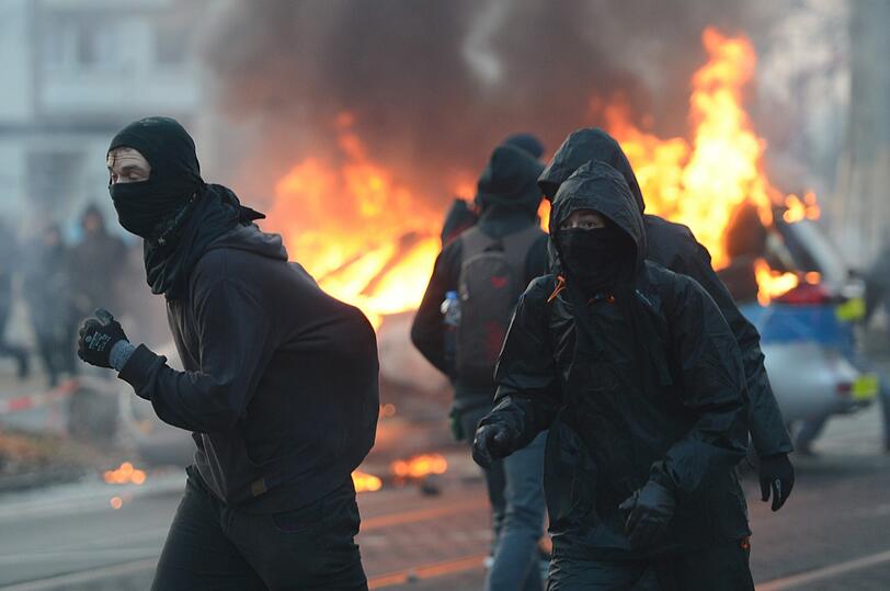 Der Protesttag der kapitalismuskritischen Blockupy-Bewegung hat in Frankfurt mit einer Welle der Gewalt begonnen