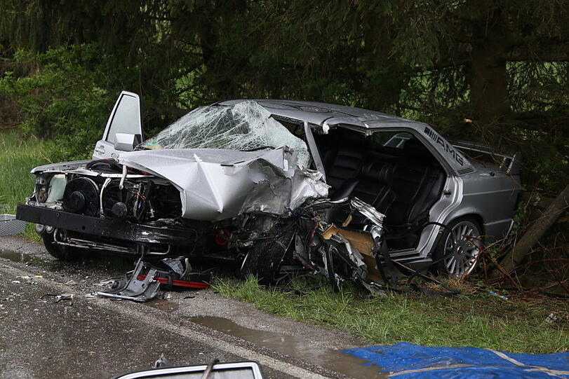 Mit voller Wucht krachten der Mercedes und der VW-Kastenwagen zusammen. Mindestens eine Person wurde bei dem Unfall schwer verletzt.