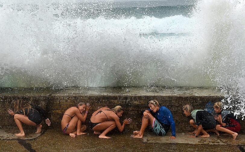 Weggeduckt:  Am 20. Februar traf der Zyklon Marcia auf die Ostküste Australiens. Die Surfer an der Gold Coast hatten auch außerhalb des Wassers Spaß mit den Wellen.