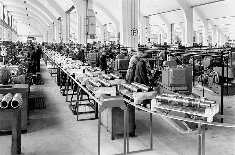 Im Herbst 1944 müssen in Münchens Unternehmen 40.000 Zwangsarbeiter arbeiten, alleine bei BMW 17.000.
