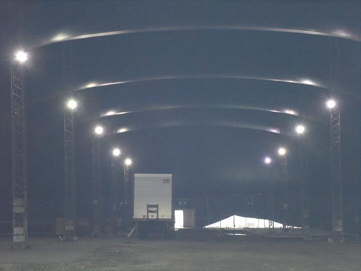 Die Zeltstadt fürs Tollwood-Winterfestival wächst. Zwei der "fliegenden Bauten" stehen bereits.