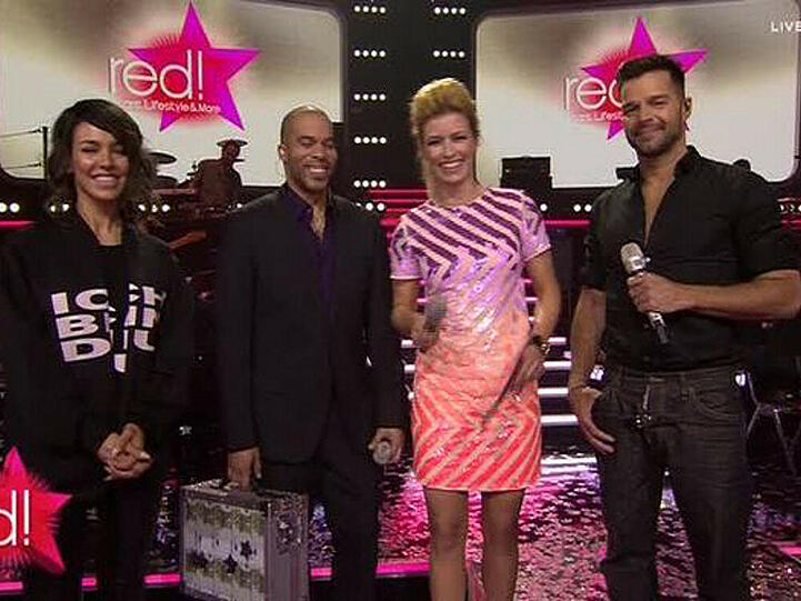 Willy Hubbard freut sich mit  Alina Süggeler, Annica Hansen und Ricky Martin