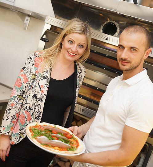 Chefin Pamela Knötzinger mit Pizzabäcker Mariglen präsentiert Salatkorb-Holzofenpizza