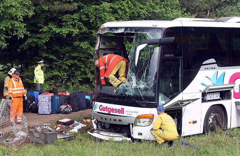 Der Bus aus Oberfranken kam in Slowenien von der Fahrbahn ab und kippte um. 20 Menschen verletzten sich.