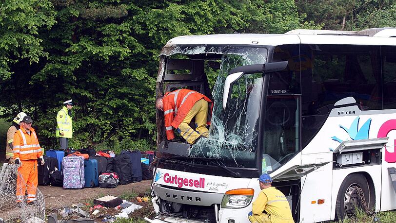 Der Bus aus Oberfranken kam in Slowenien von der Fahrbahn ab und kippte um. 20 Menschen verletzten sich. Der Bus aus Oberfranken kam in Slowenien von der Fahrbahn ab und kippte um. 20 Menschen verletzten sich.