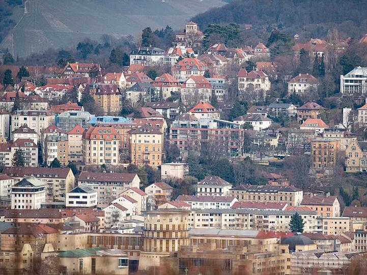 Grundsteuer wird von Hausbesitzern und Mietern gezahlt, denn sie darf über die Nebenkosten umgelegt werden. Für die Kommunen ist sie mit einem Aufkommen von mehr als 14 Milliarden Euro eine der wichtigsten Einnahmequellen.