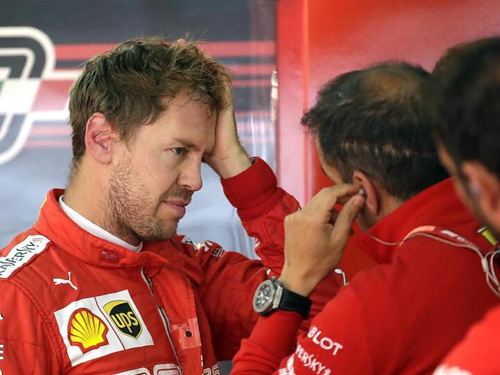 Musste sich beim Training in Sotschi wieder seinem Teamkollegen geschlagen geben: Ferrari-Pilot Sebastian Vettel (l).