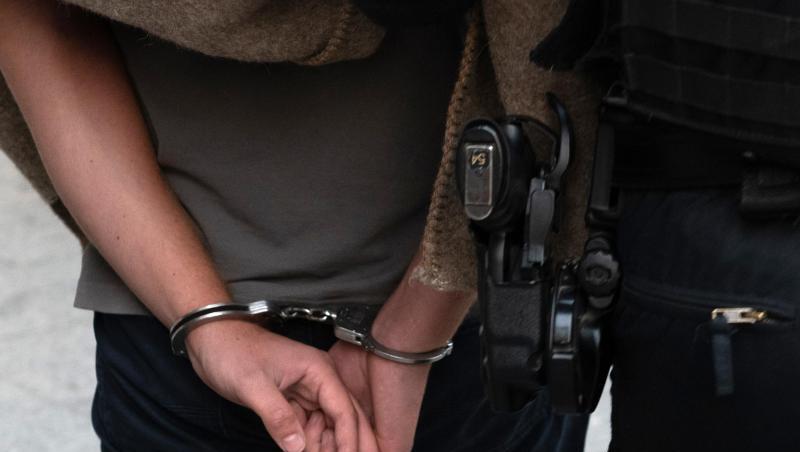 Polizisten führen nach einer Razzia einen verdächtigen Mann ab. Polizisten führen nach einer Razzia einen verdächtigen Mann ab.