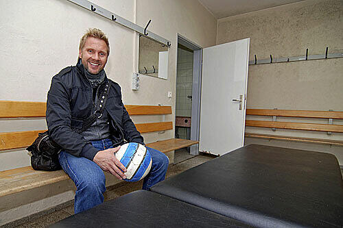 In die Kabine ist gute Laune eingekehrt: Thorsten Fink in der Umkleide des ESV-Stadions.