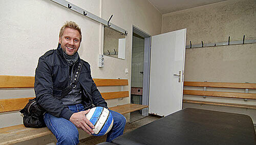 In die Kabine ist gute Laune eingekehrt: Thorsten Fink in der Umkleide des ESV-Stadions. In die Kabine ist gute Laune eingekehrt: Thorsten Fink in der Umkleide des ESV-Stadions.