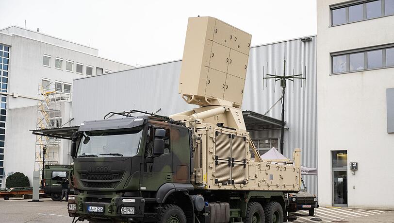 Das Nahbereichsradar TRML-4D auf einem Lkw steht auf dem Gelände des Unternehmens Hensoldt.