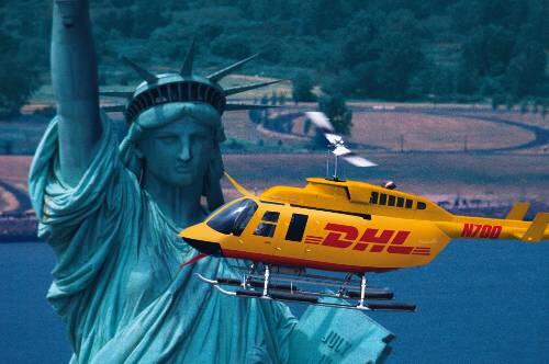 Abgestürzt: Hubschrauber der Post-Tochter DHL vor der New Yorker Freiheitsstatue. In den USA versenkten die Postmanager fünf Milliarden und verschicken jetzt 15 000 Kündigungsbriefe.