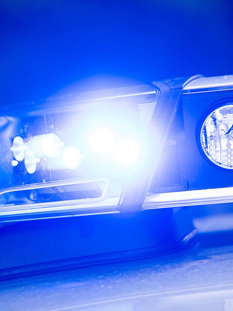 Mit gezogenen Dienstwaffen haben Polizisten in Haidhausen einen Altkleiderdieb gestellt. (Symbolbild)