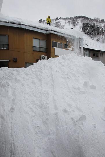 Einsturzgefahr: Auf den Dächern türmt sich schon meterhoch der Schnee...