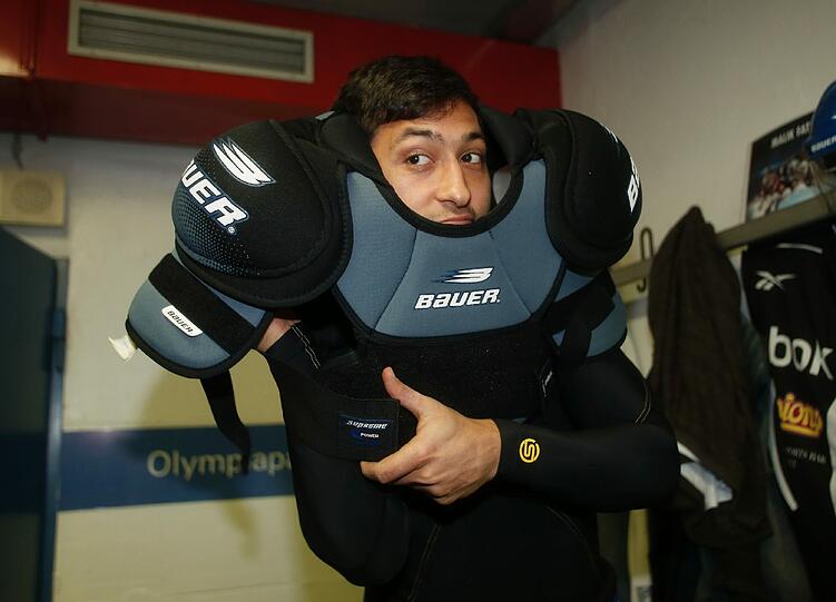 Ungewohnte Bekleidung: Malik Fathi