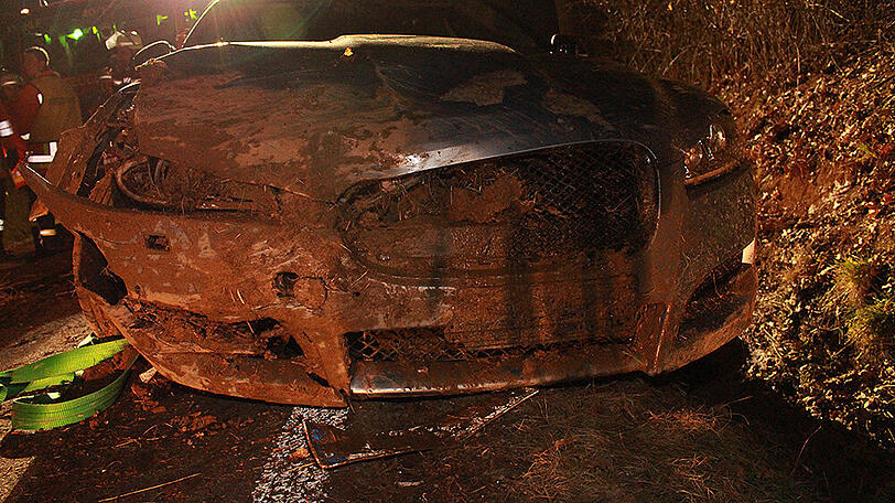 Gestohlener Jaguar überschlägt sich nach Verfolgungsjagd. Die Bilder vom Unfallort.