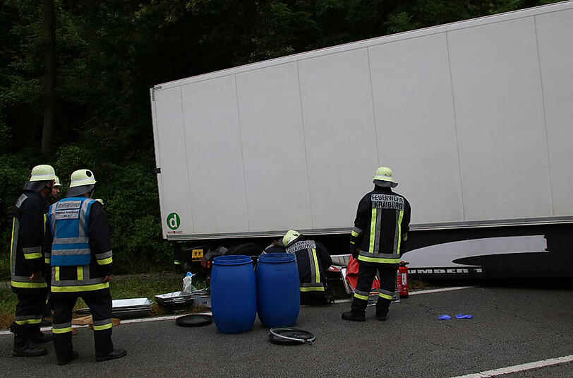 Bilder vom Unfall in Kraiburg, bei dem sich ein leere Sattelschlepper auf einem Berg verkeilte und so die gesamte Straße blockierte.