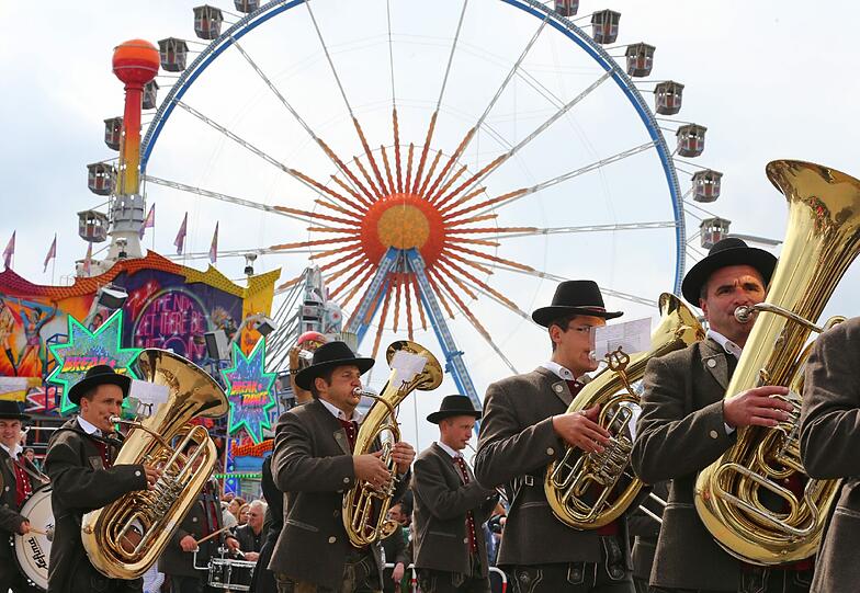 Die Ankunft der Trachtler auf dem Oktoberfest