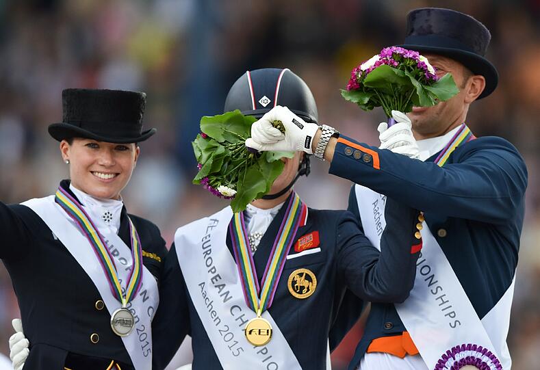 Die Deutsche Kristina Bröring-Sprehe (l-r), die Britin Charlotte Dujardin und Peter Minderhoud aus den niederlanden bei der Siegerehrung vom Reit-Grand-Prix in Aachen.