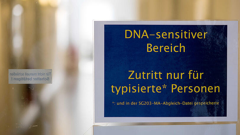 Ein Schild vor dem DNA-Labor des Bayerischen LKA in München - ein DNA-Treffer führte die Ermittler 30 Jahre nach der Tat zum mutmaßlichen Täter.